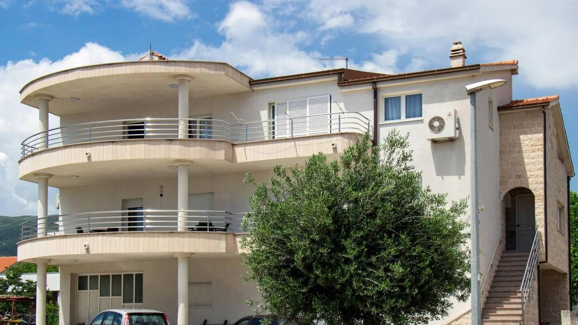 Apartments With Private Balcony Kastel Novi Kastela
